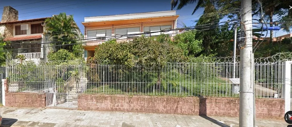 Casa à venda com 3 quartos, 242m² - Foto 1