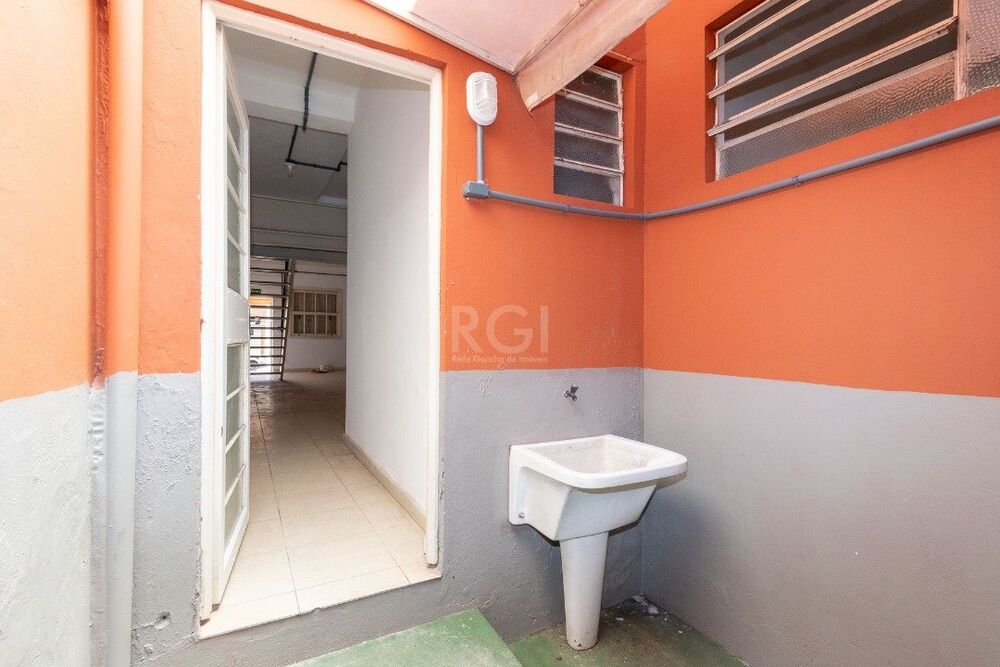 Casa à venda com 3 quartos, 233m² - Foto 1