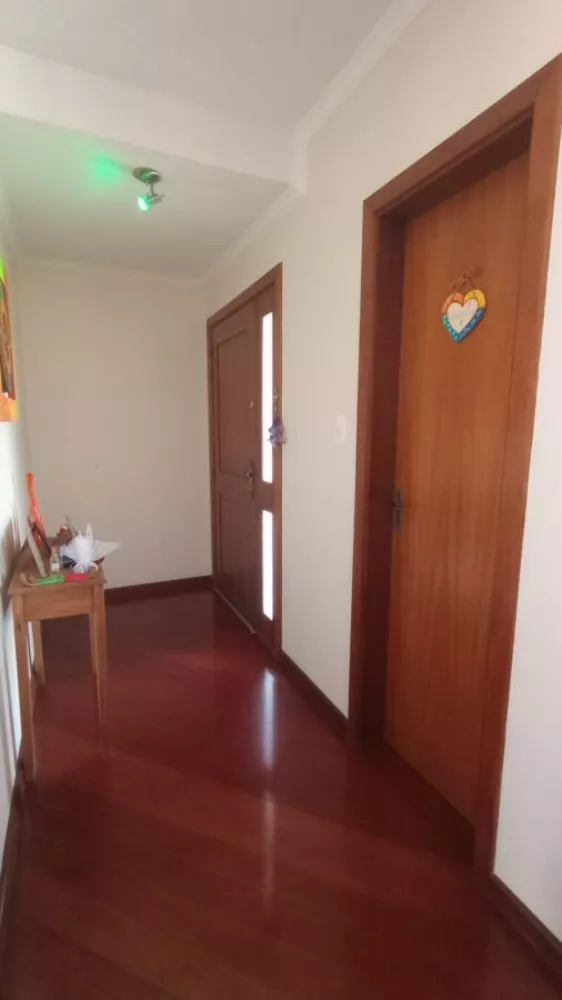 Casa à venda com 3 quartos, 219m² - Foto 1