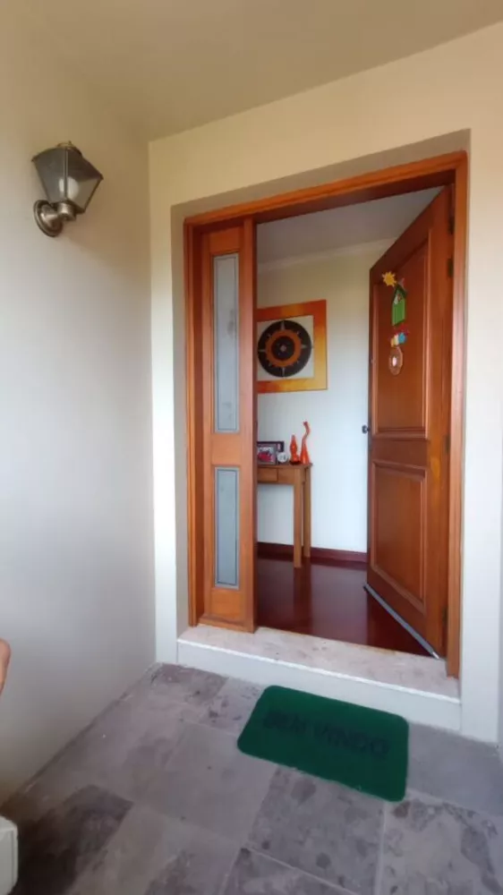 Casa à venda com 3 quartos, 219m² - Foto 3