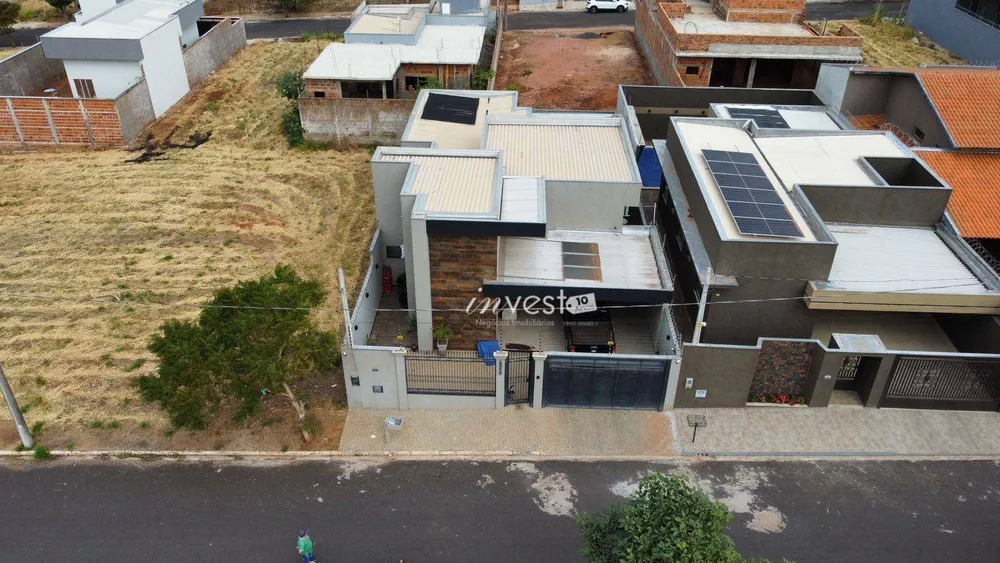 Casa à venda com 3 quartos, 200m² - Foto 2