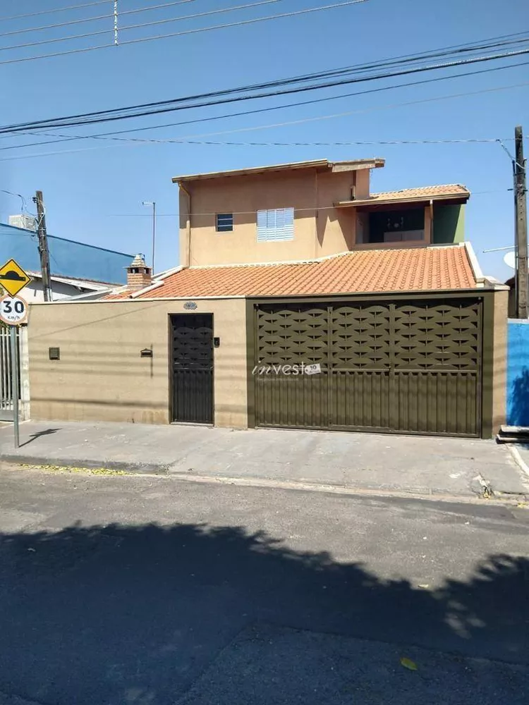 Casa à venda com 4 quartos, 246m² - Foto 1