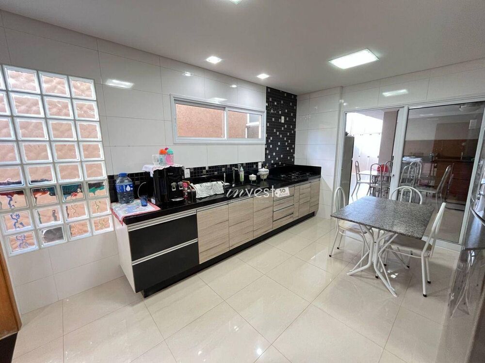 Casa, 3 quartos, 293 m² - Foto 2