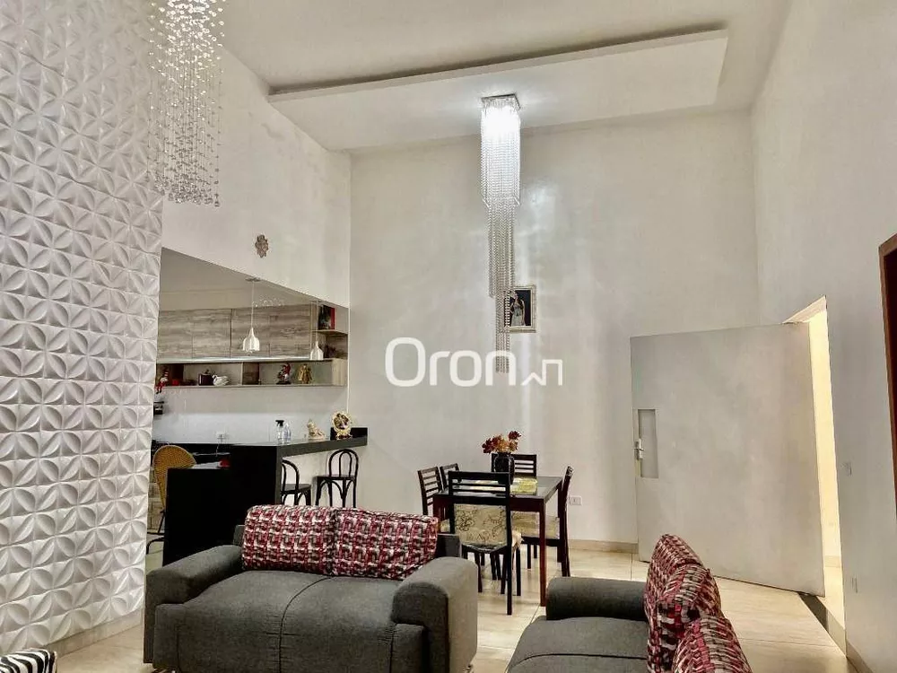 Casa à venda com 3 quartos, 223m² - Foto 2