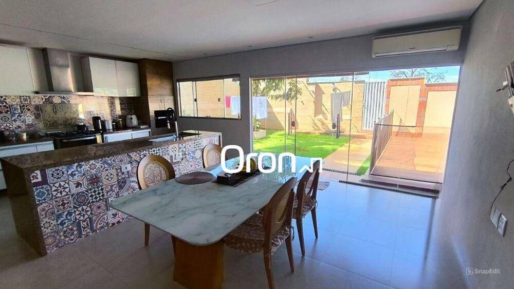 Casa de Condomínio à venda com 3 quartos, 198m² - Foto 1
