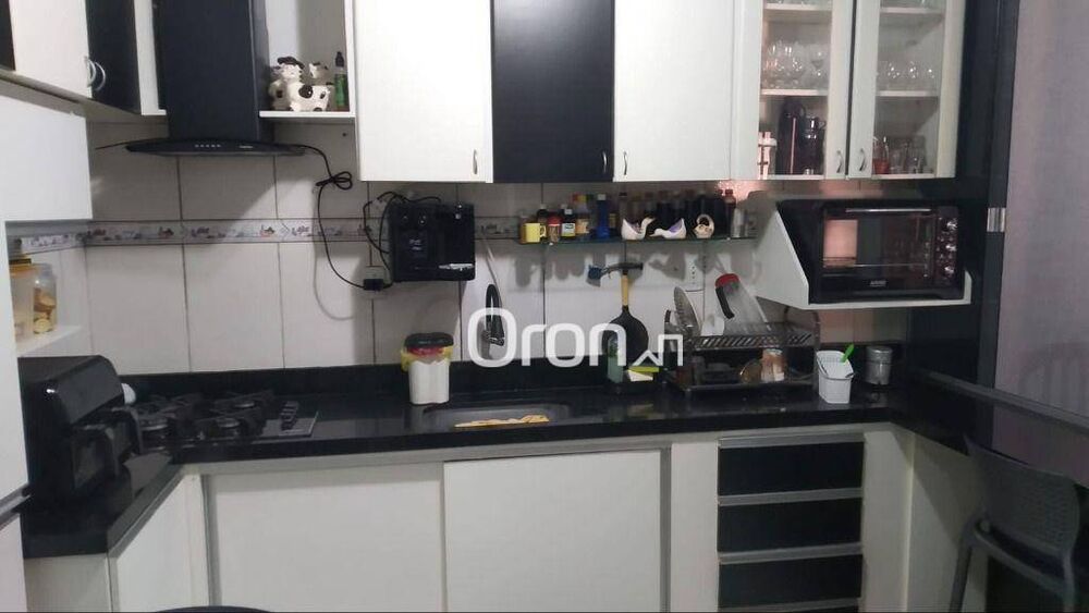 Casa à venda com 4 quartos, 220m² - Foto 2