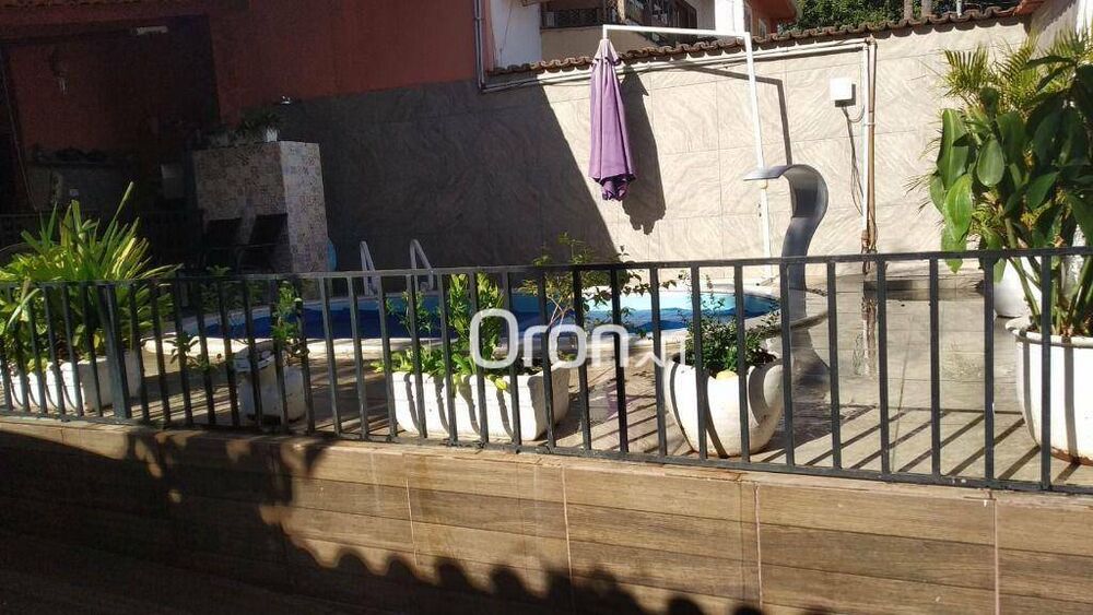 Casa à venda com 4 quartos, 220m² - Foto 1