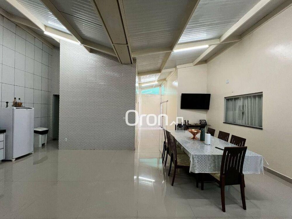 Casa à venda com 3 quartos, 300m² - Foto 2