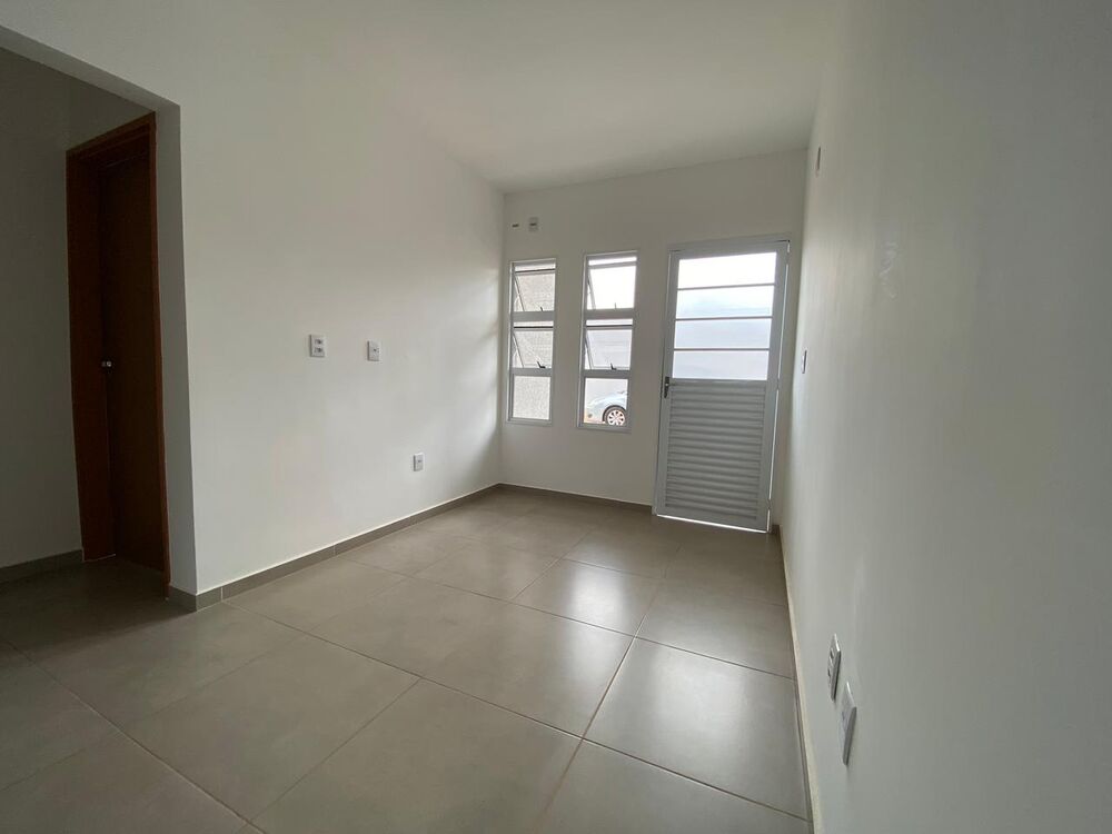 Casa à venda com 2 quartos, 62m² - Foto 2