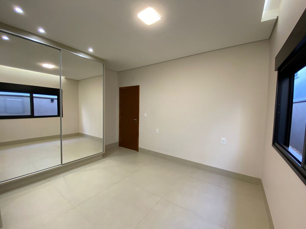 Casa à venda com 3 quartos, 240m² - Foto 1