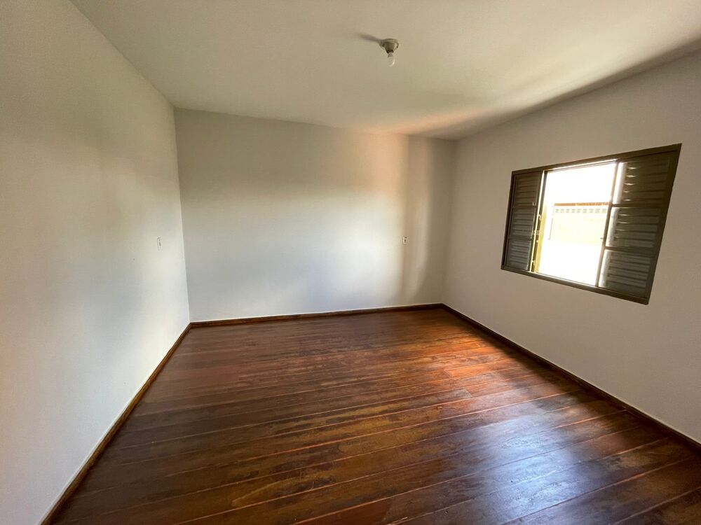 Casa à venda com 4 quartos, 135m² - Foto 2