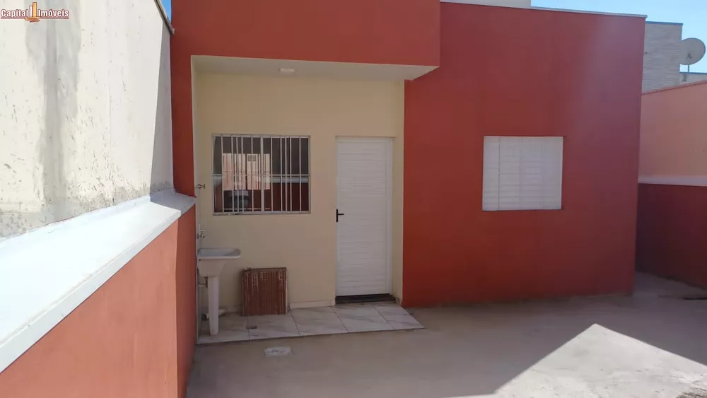 Casa à venda com 2 quartos, 45m² - Foto 1