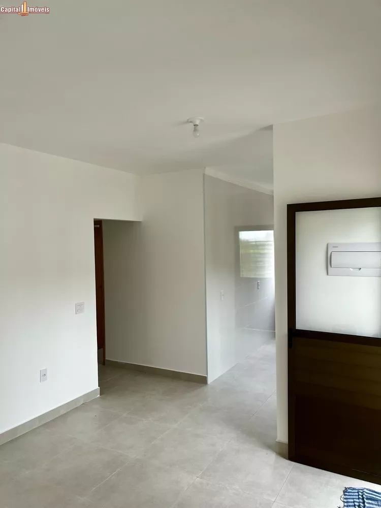 Casa à venda com 3 quartos, 73m² - Foto 2