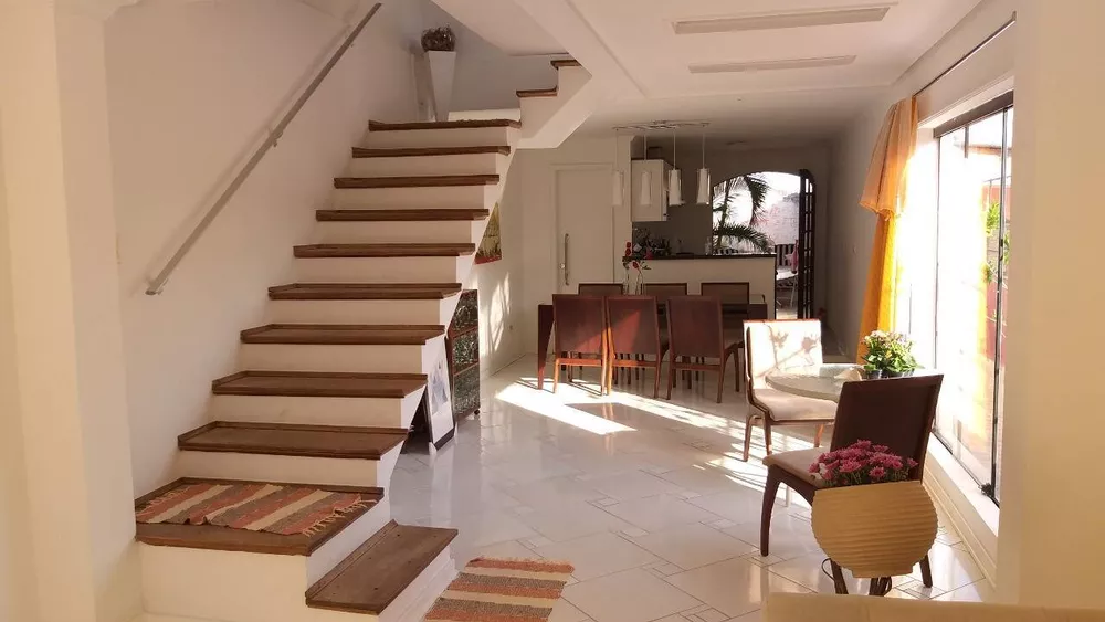 Casa à venda com 3 quartos, 300m² - Foto 1