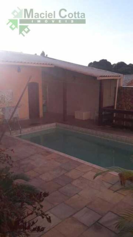 Casa à venda com 4 quartos, 360m² - Foto 1