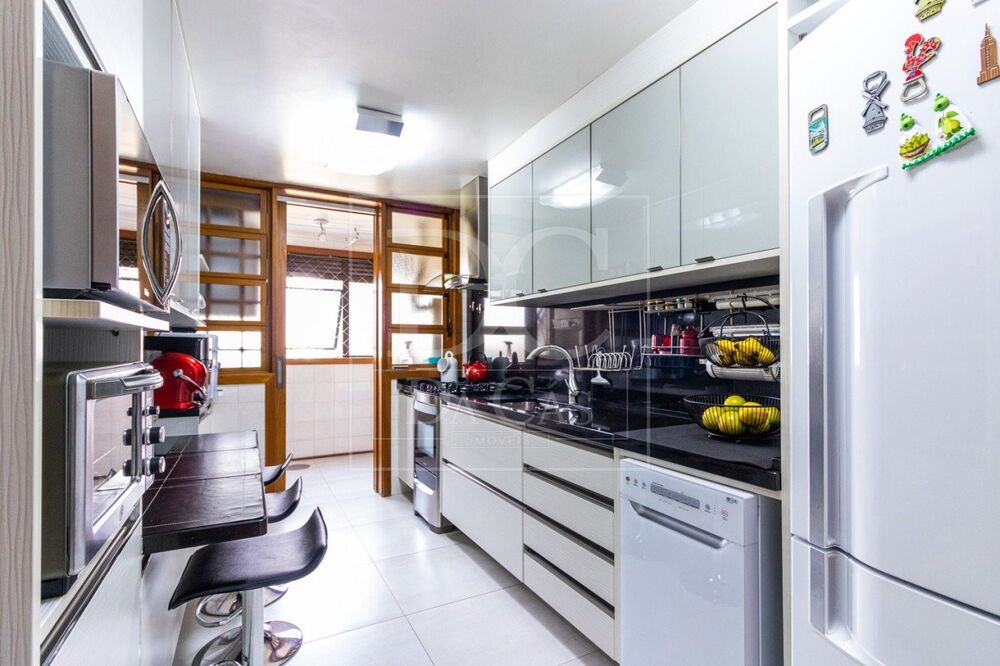 Apartamento à venda com 3 quartos, 154m² - Foto 2