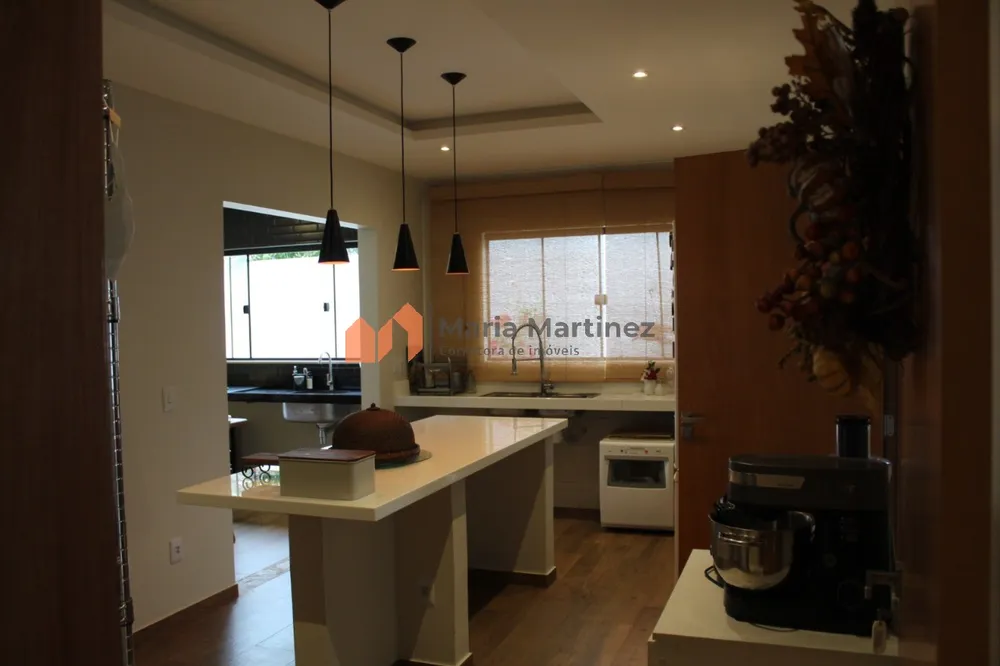 Casa, 6 quartos, 250 m² - Foto 1