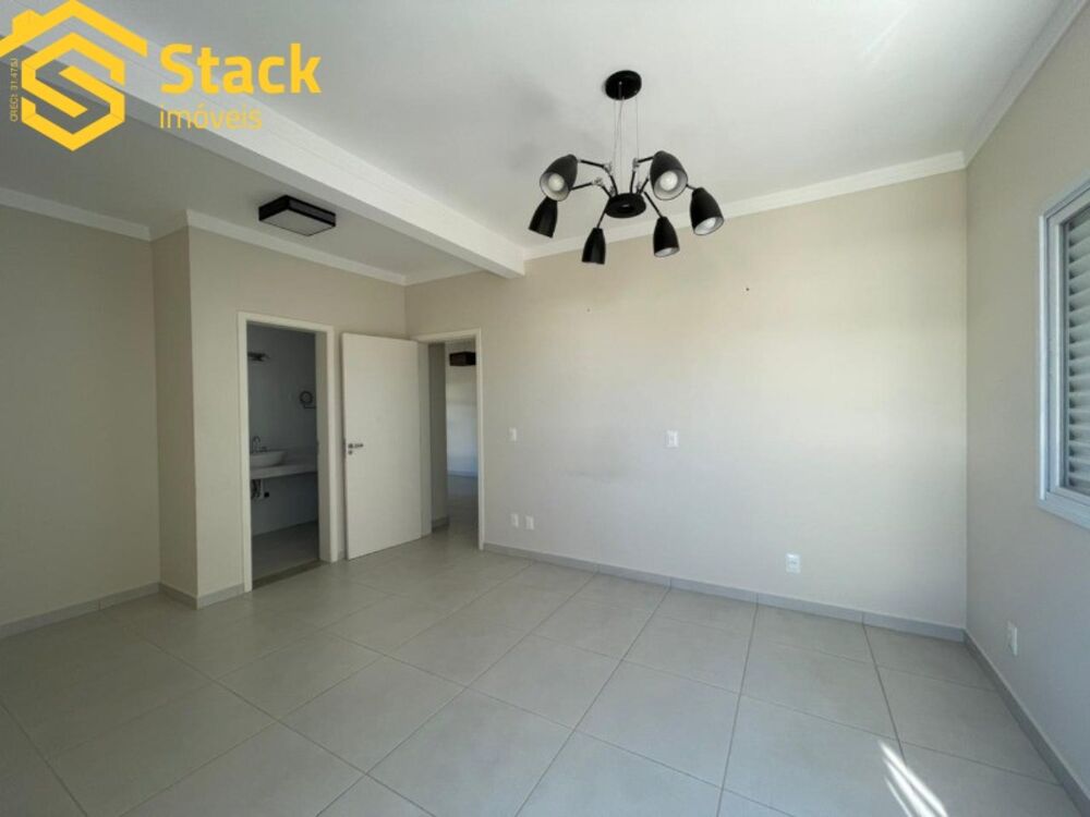 Casa para alugar com 3 quartos, 220m² - Foto 1