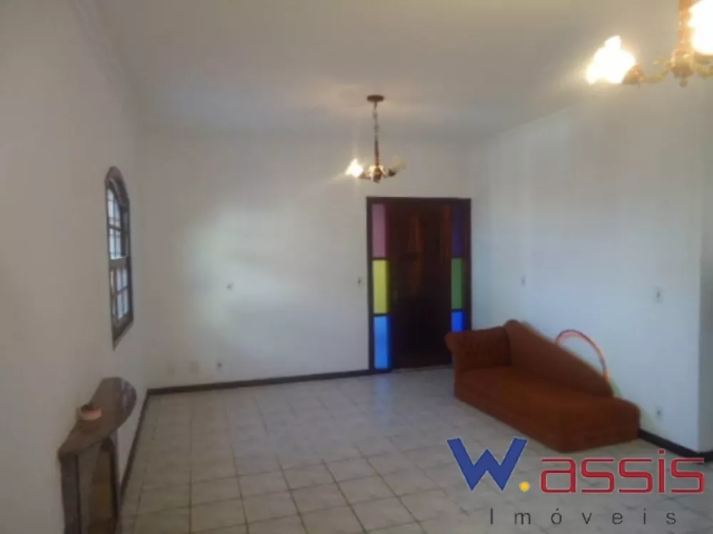 Casa à venda com 3 quartos, 205m² - Foto 2