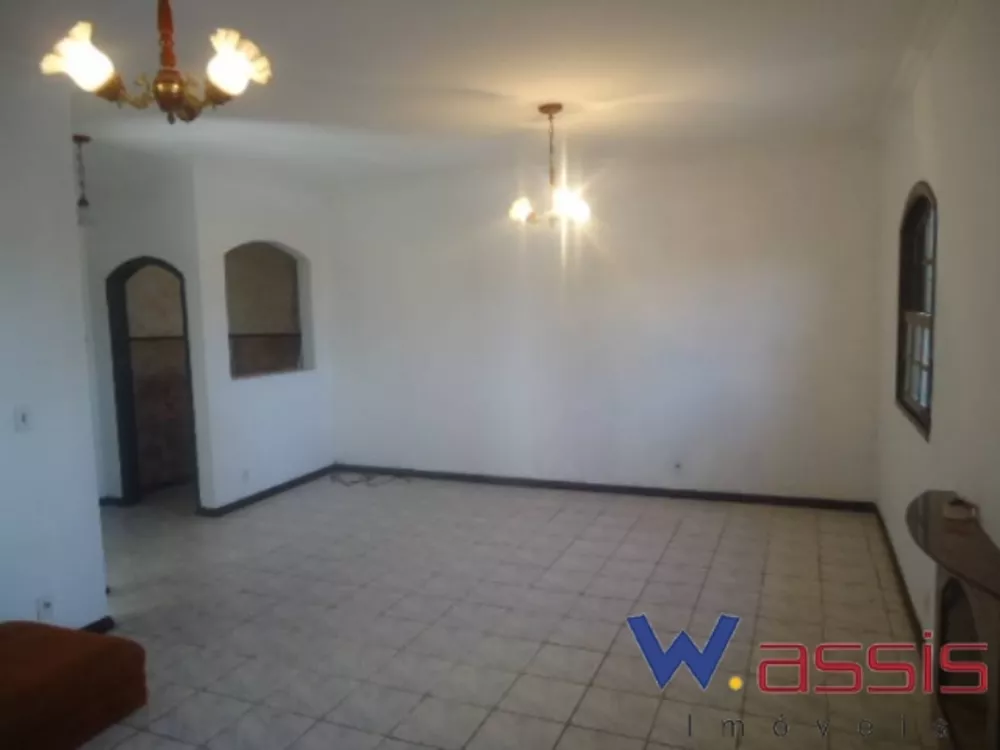 Casa à venda com 3 quartos, 205m² - Foto 1