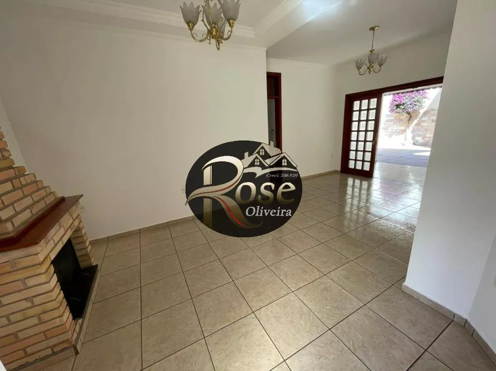 Casa à venda com 3 quartos, 245m² - Foto 2