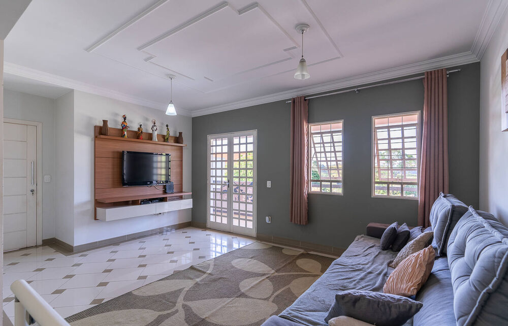Casa à venda com 3 quartos, 179m² - Foto 1