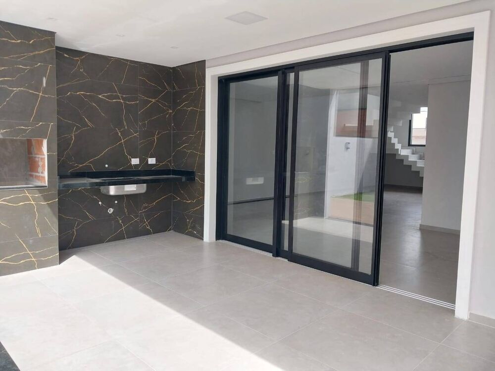 Casa de Condomínio à venda com 3 quartos, 253m² - Foto 2