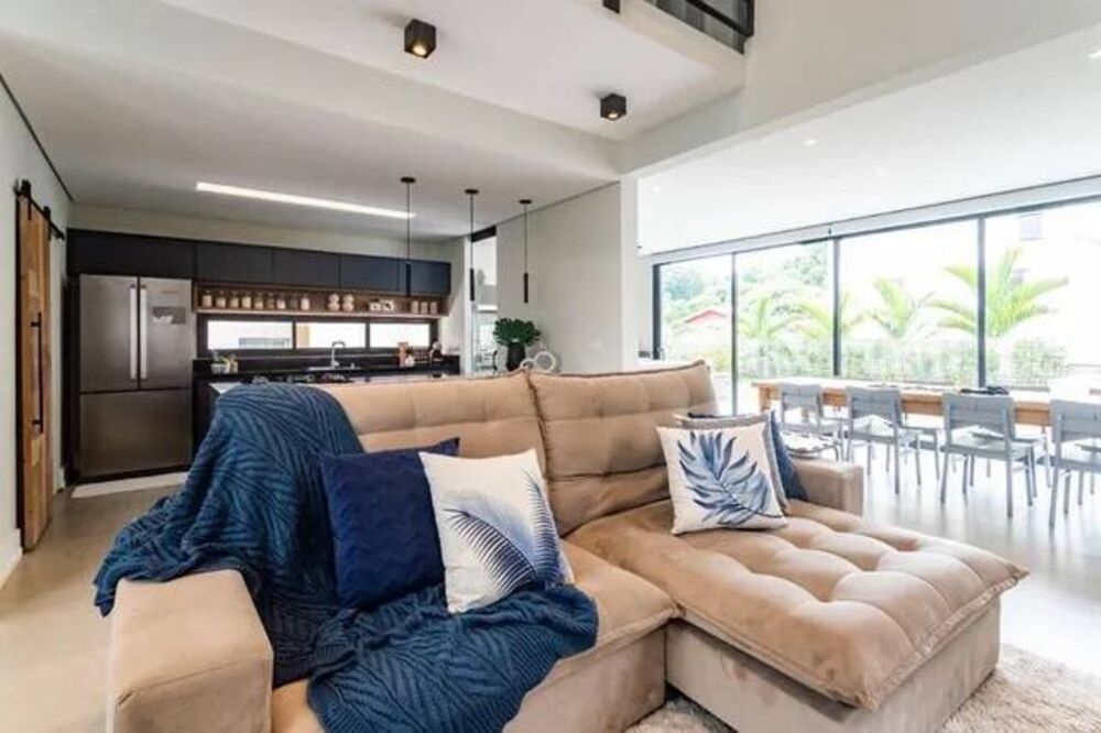 Casa de Condomínio à venda com 3 quartos, 215m² - Foto 1
