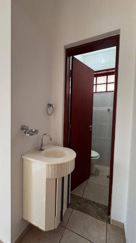 Casa à venda com 3 quartos, 245m² - Foto 1