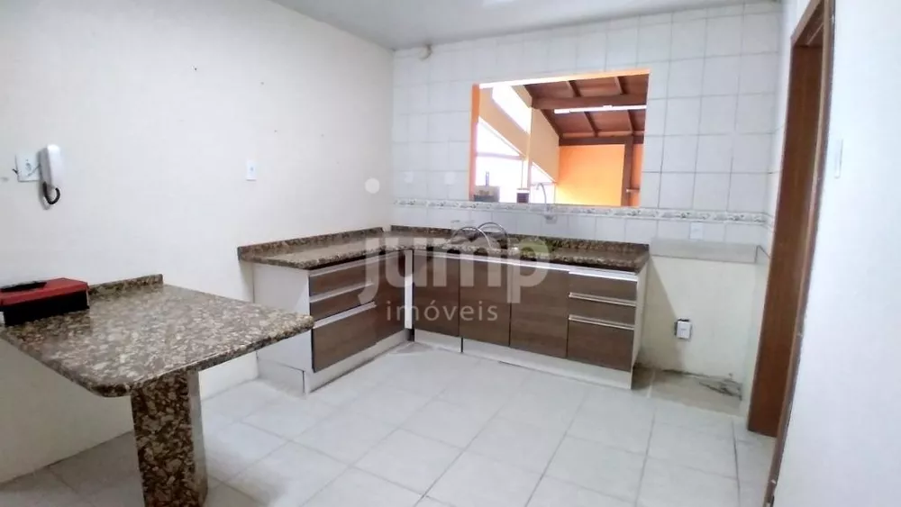 Casa à venda com 4 quartos, 240m² - Foto 2