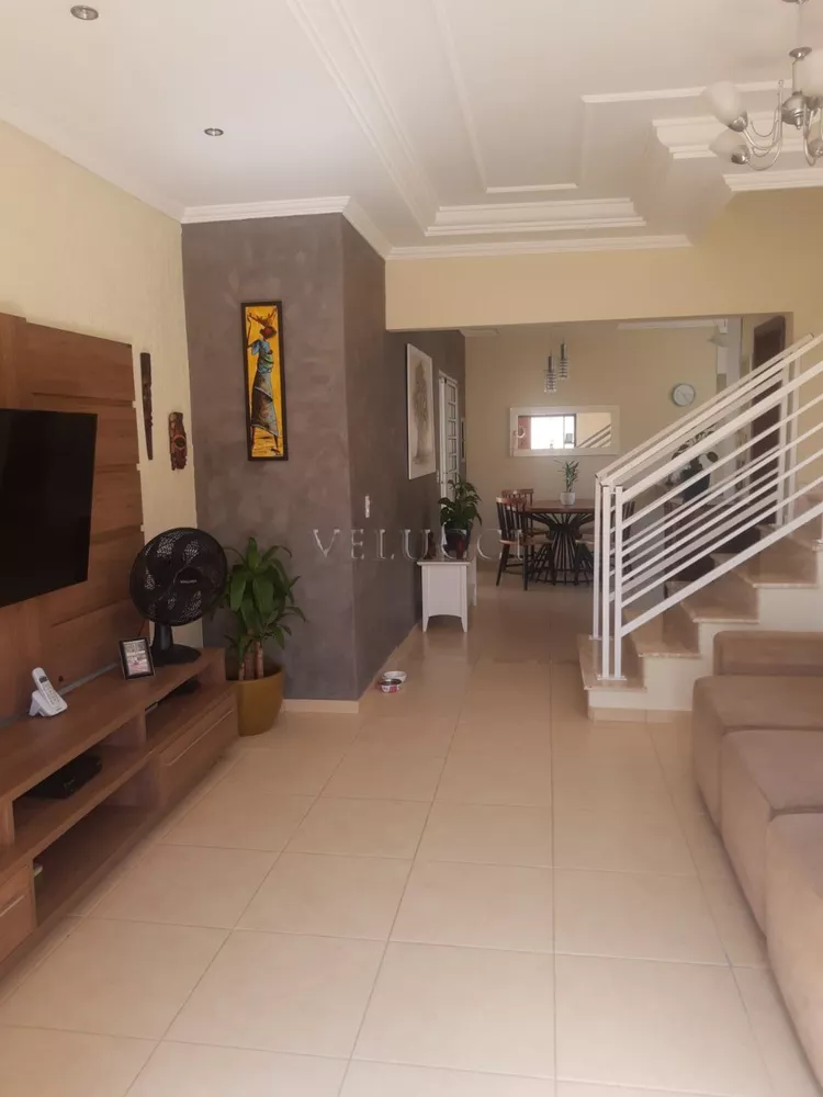 Casa à venda com 3 quartos, 198m² - Foto 1