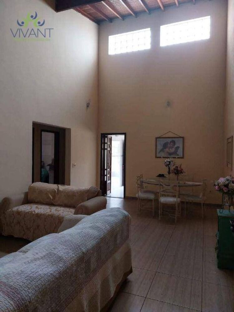 Casa à venda com 3 quartos, 183m² - Foto 1