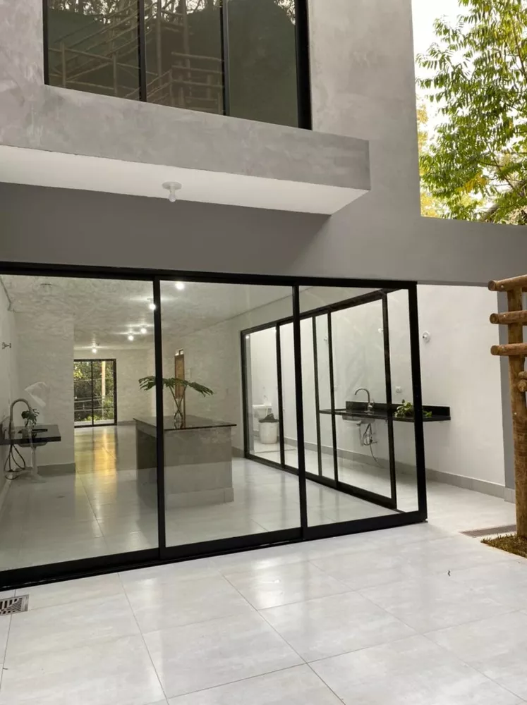 Casa à venda com 3 quartos, 328m² - Foto 1