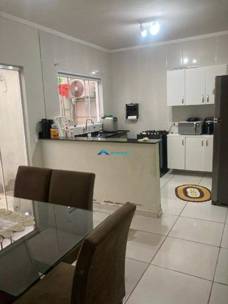 Casa à venda com 4 quartos, 200m² - Foto 1