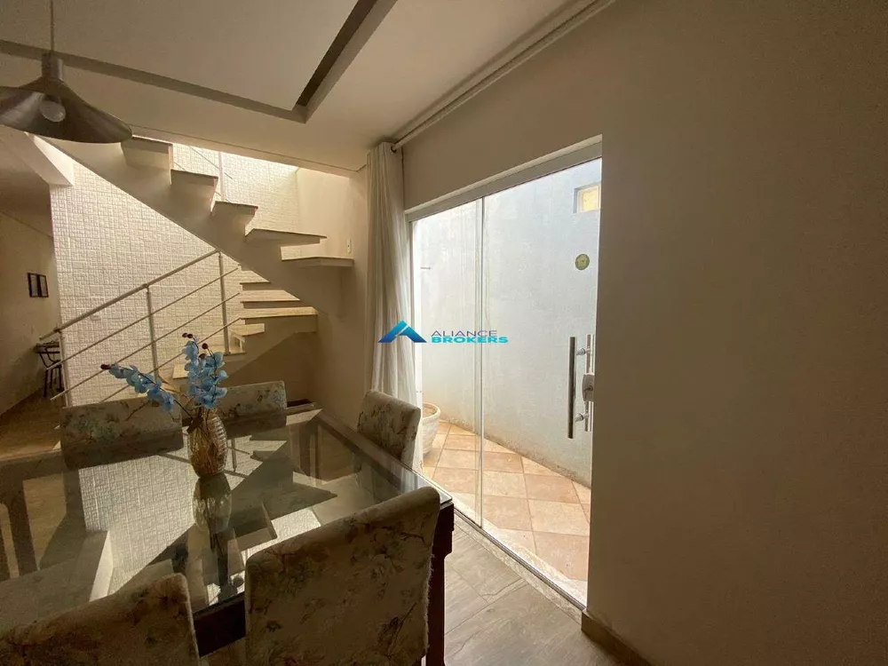 Casa, 4 quartos, 230 m² - Foto 1