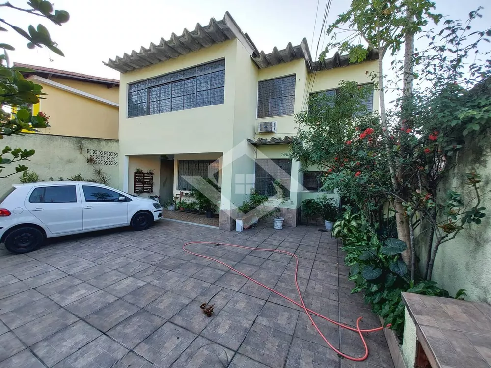 Casa à venda com 5 quartos, 250m² - Foto 1