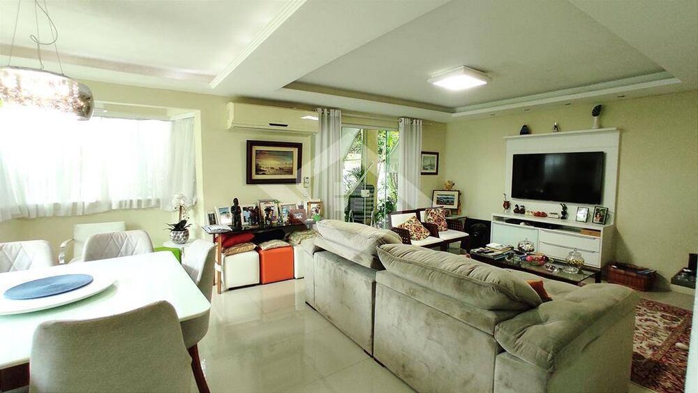 Casa de Condomínio à venda com 4 quartos, 250m² - Foto 1