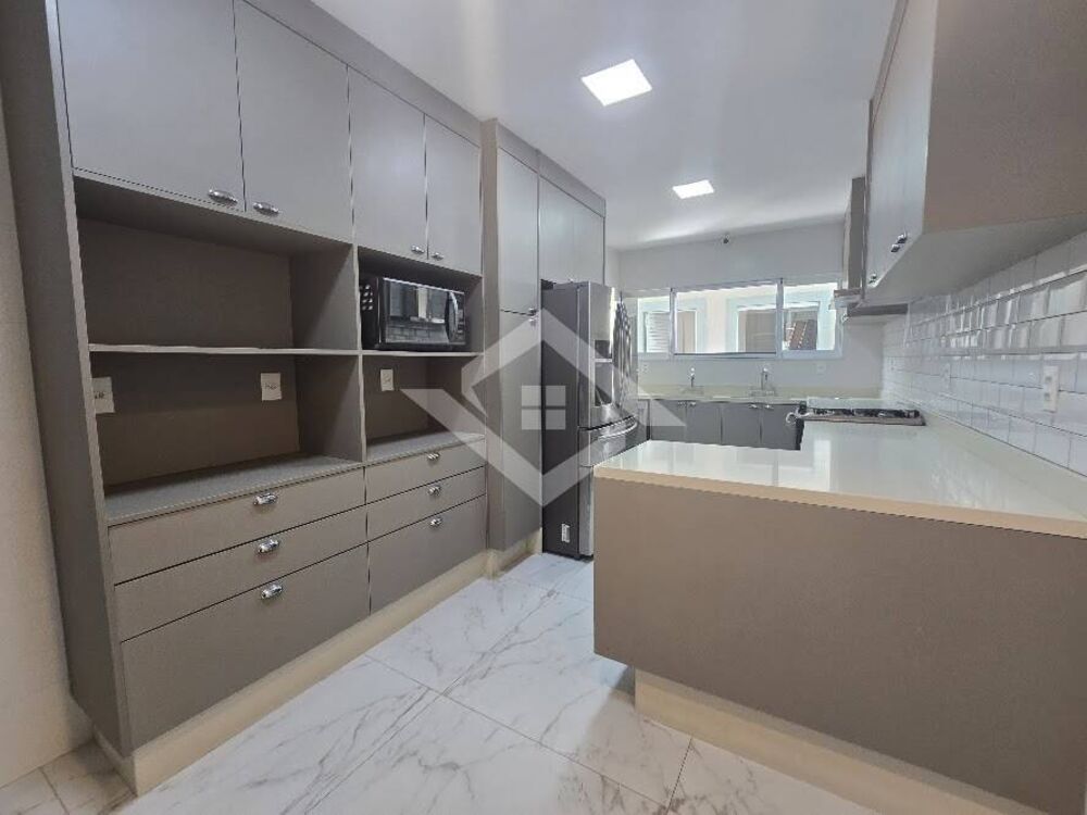 Casa à venda com 5 quartos, 300m² - Foto 2