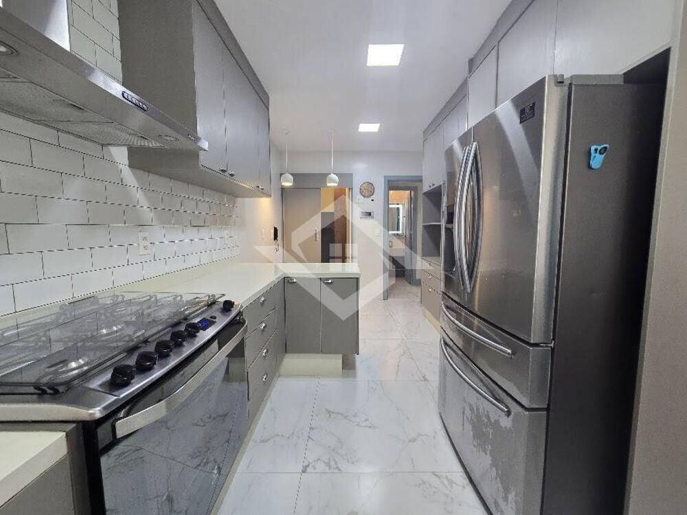 Casa à venda com 5 quartos, 300m² - Foto 3