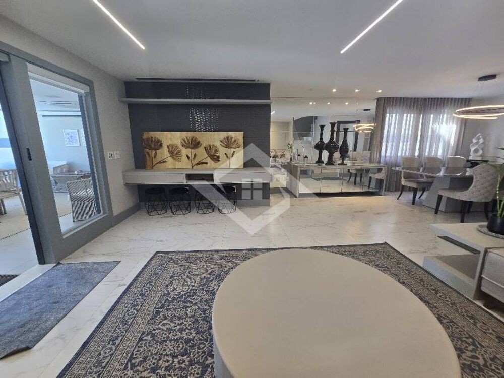 Casa à venda com 5 quartos, 300m² - Foto 1