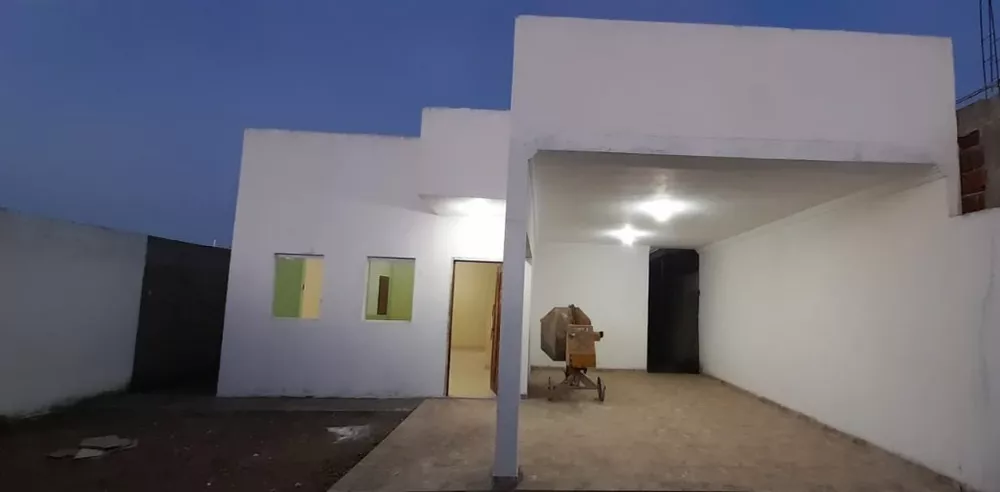 Casa à venda com 2 quartos, 200m² - Foto 1