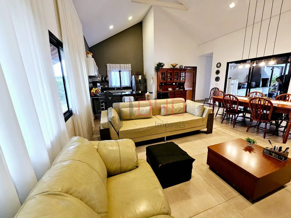 Casa, 4 quartos, 240 m² - Foto 1