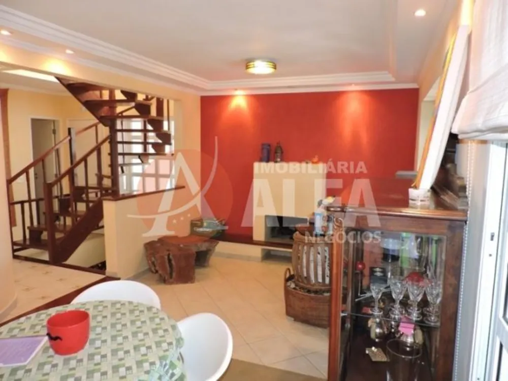 Casa, 3 quartos, 211 m² - Foto 1