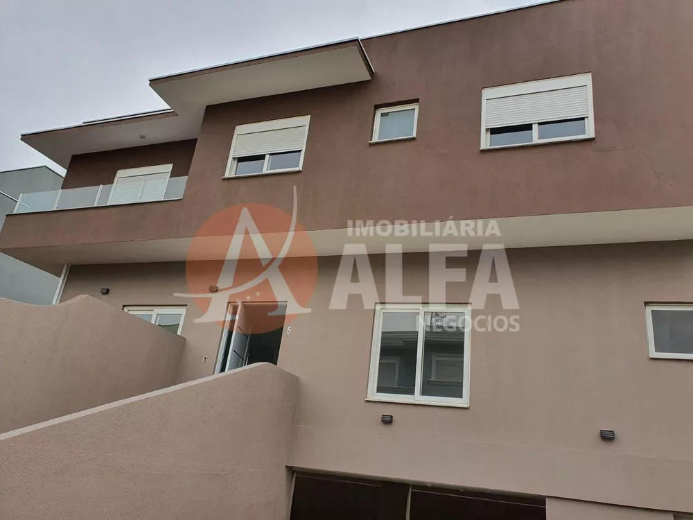 Casa à venda com 4 quartos, 238m² - Foto 1