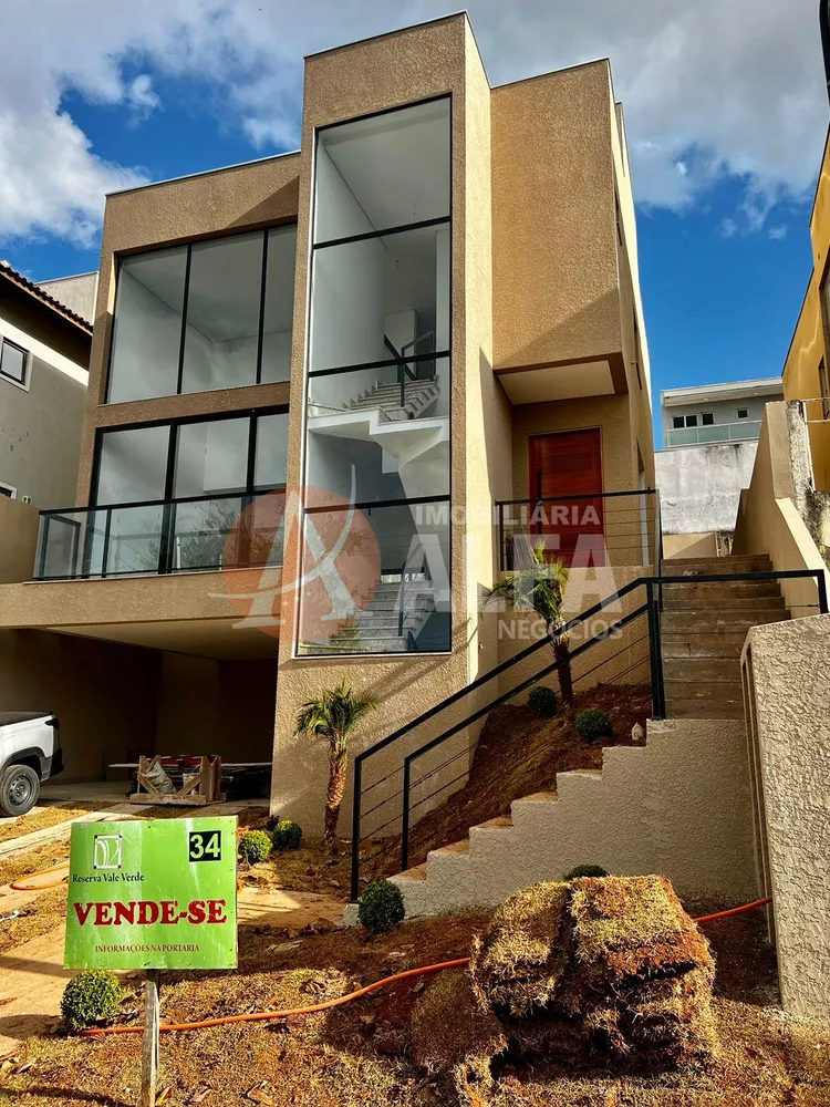 Casa à venda com 3 quartos, 226m² - Foto 1