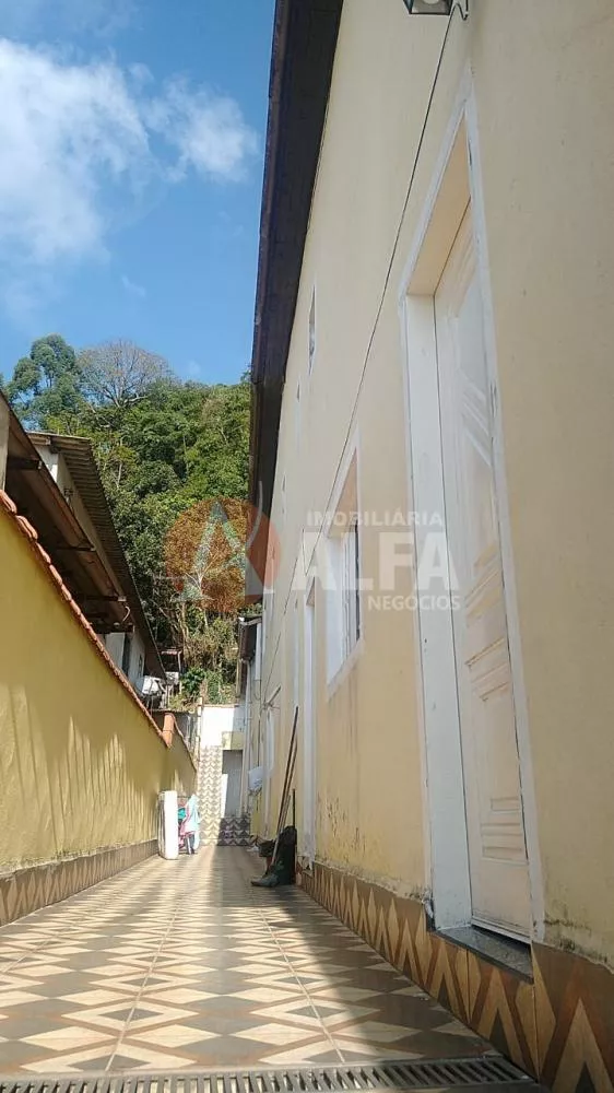 Casa à venda com 5 quartos, 220m² - Foto 2