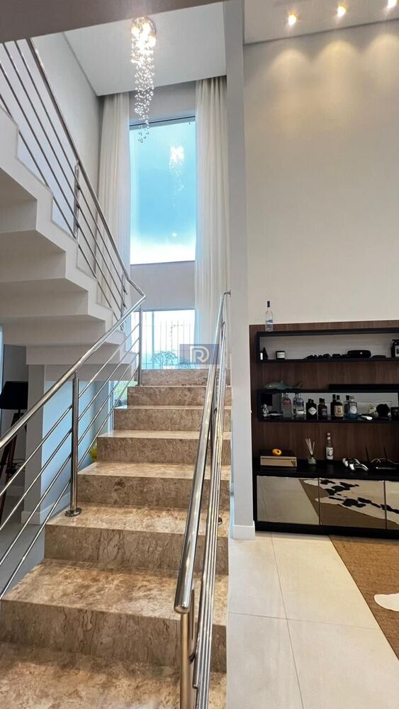Casa à venda com 4 quartos, 256m² - Foto 1