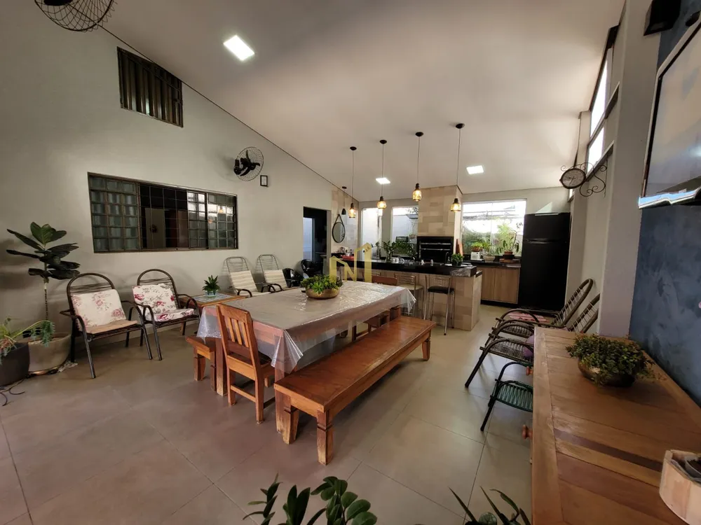 Casa, 3 quartos, 228 m² - Foto 1