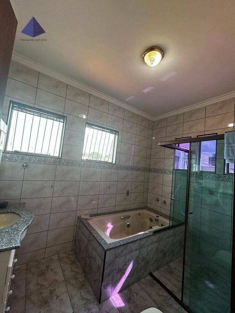 Sobrado à venda com 3 quartos, 244m² - Foto 1