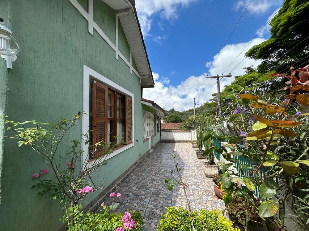 Casa à venda com 4 quartos, 282m² - Foto 1